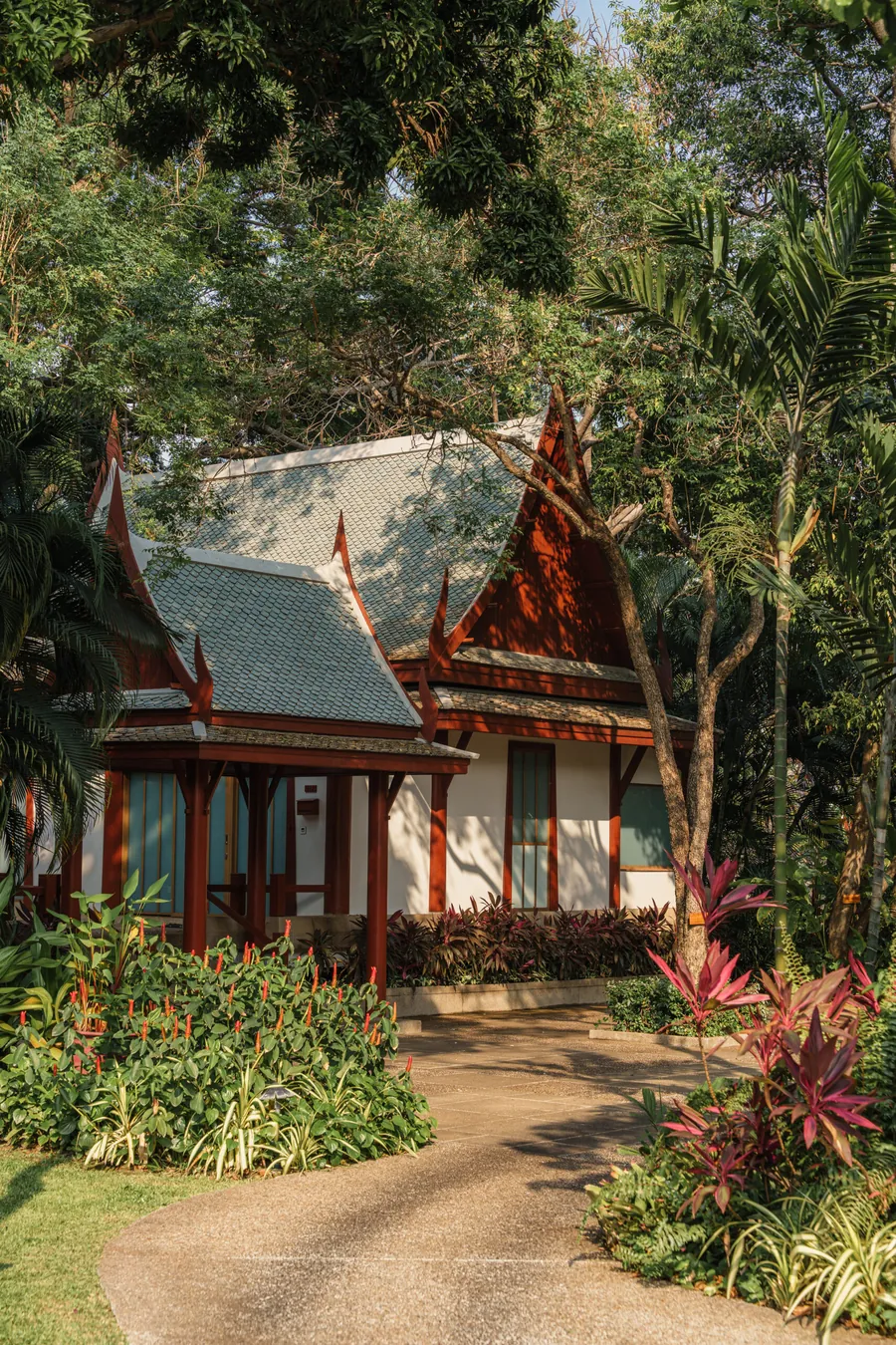 Thai-Pavillons zwischen tropischen Pflanzen in den Gärten von Chiva-Som Hua Hin