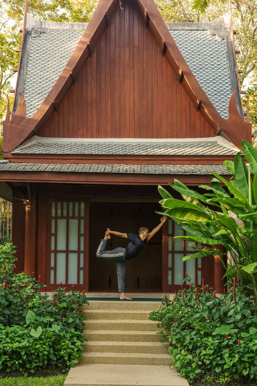 Ein Yogi in der Tänzerhaltung am Eingang der Yoga Sala von Chiva-Som Hua Hin