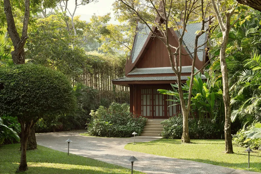 Die Yoga Sala von Chiva-Som Hua Hin, ein traditioneller Thai-Pavillon in einem tropischen Garten
