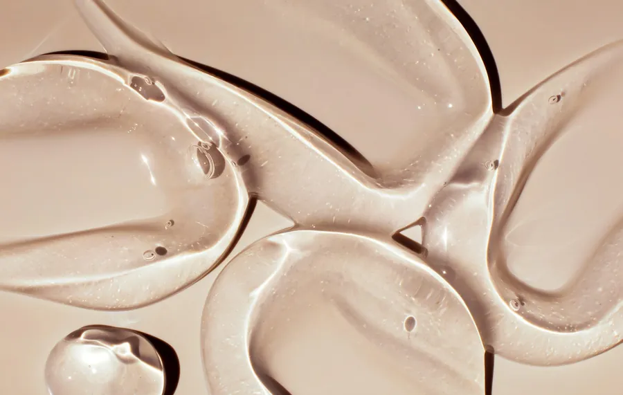 Advanced Skin Science and Regenerative Aesthetic Center der Clinique La Prairie: klare Geltexturen auf hautfarbenem Grund